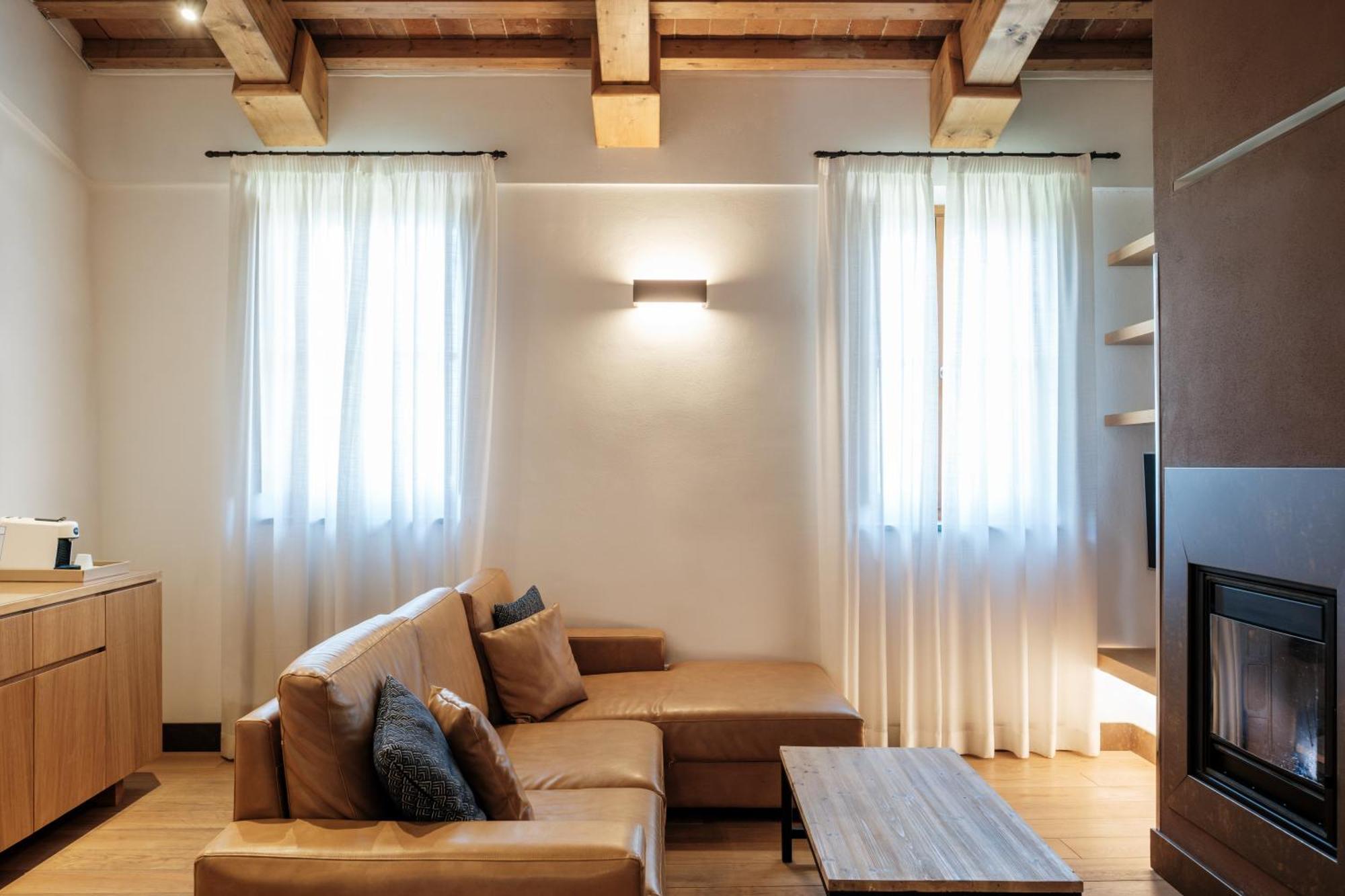 วิลล่า โตโลเม โฮเทล แอนด์ รีสอร์ต ฟลอเรนซ์ ภายนอก รูปภาพ A living room with a fireplace