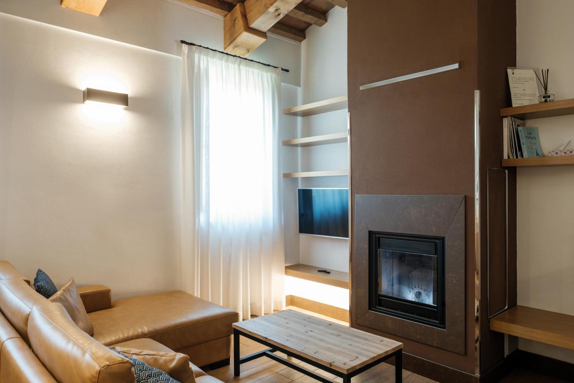 วิลล่า โตโลเม โฮเทล แอนด์ รีสอร์ต ฟลอเรนซ์ ภายนอก รูปภาพ A living room with a fireplace
