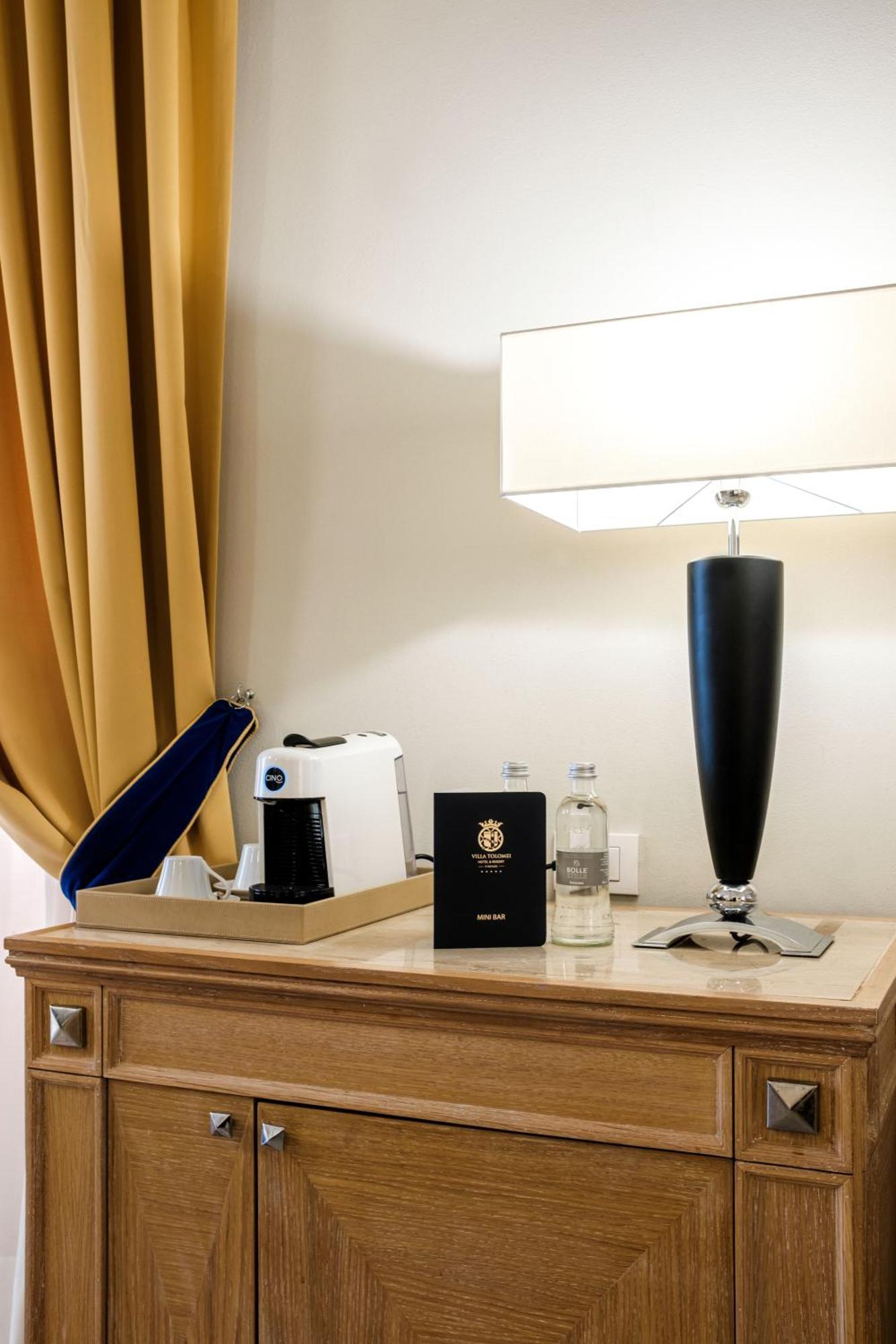 วิลล่า โตโลเม โฮเทล แอนด์ รีสอร์ต ฟลอเรนซ์ ภายนอก รูปภาพ A Nespresso machine in a hotel room