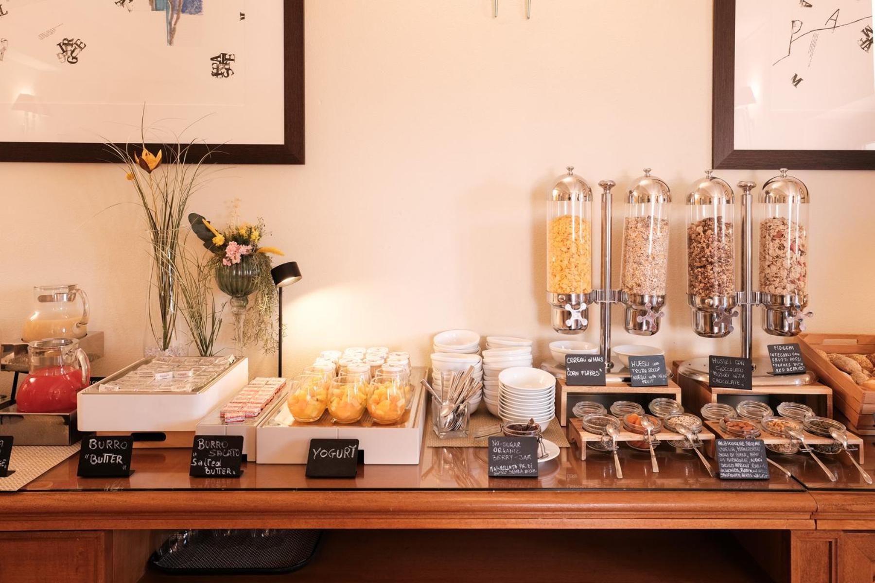 วิลล่า โตโลเม โฮเทล แอนด์ รีสอร์ต ฟลอเรนซ์ ภายนอก รูปภาพ A breakfast buffet