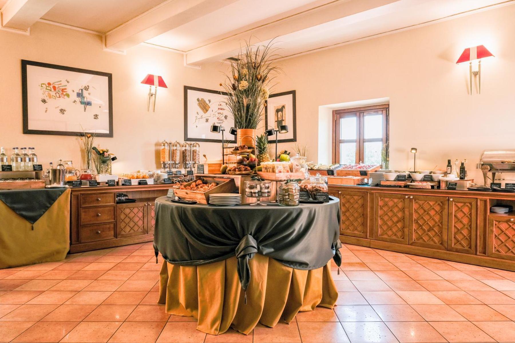 วิลล่า โตโลเม โฮเทล แอนด์ รีสอร์ต ฟลอเรนซ์ ภายนอก รูปภาพ A buffet at a hotel