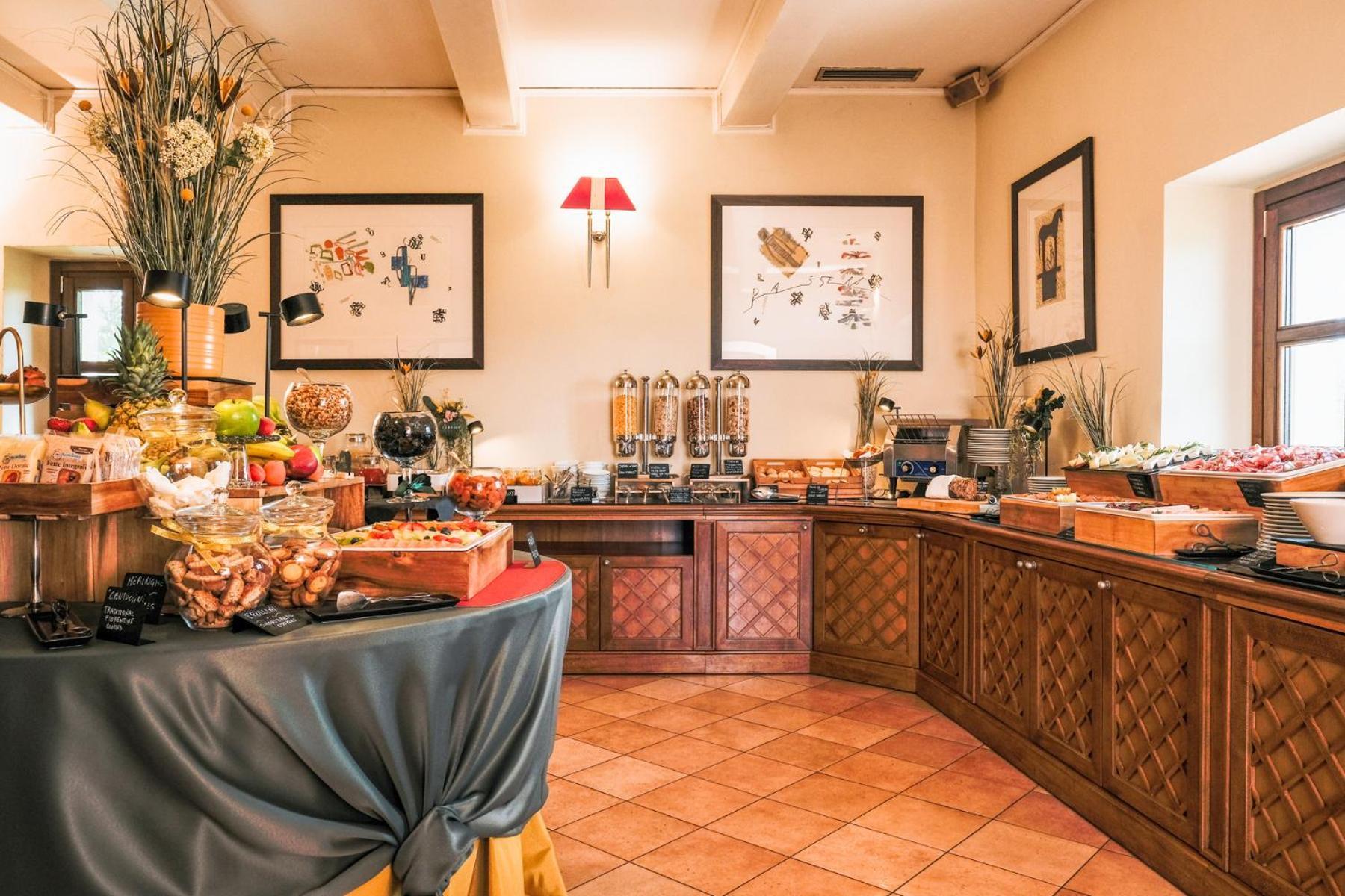 วิลล่า โตโลเม โฮเทล แอนด์ รีสอร์ต ฟลอเรนซ์ ภายนอก รูปภาพ A buffet at a hotel